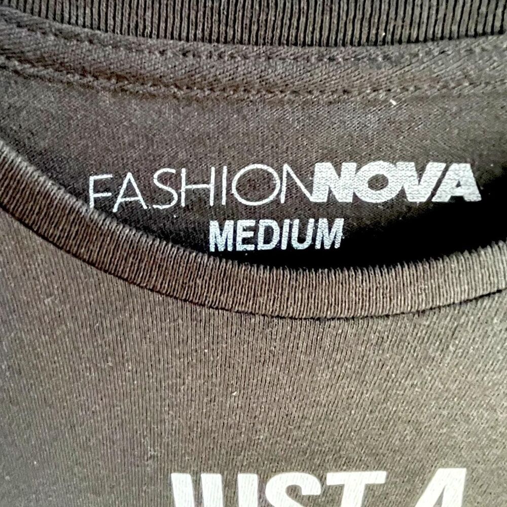 Black graphic T "Just a good mom with a hood playlist" - Picture 2 of 2